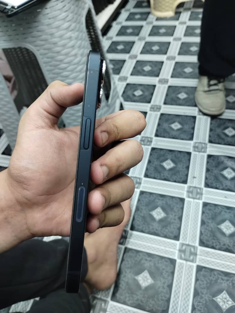 Apple iPhone 13 2