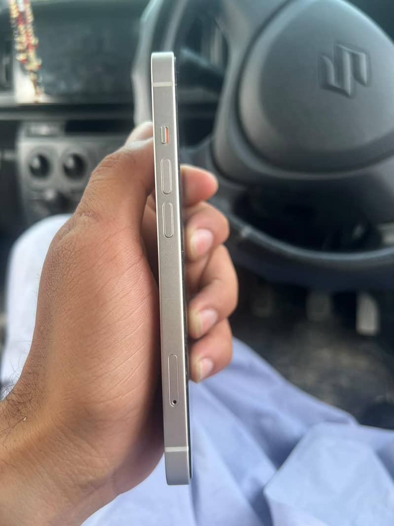iPhone 13 4