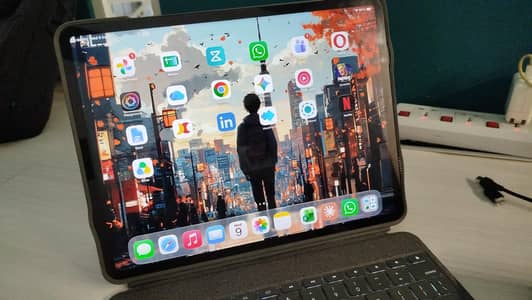 M1 iPad Pro 12.9" + Logitech Combo Touch + Stylus | 9/10