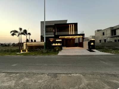 SYED BROTHERS PROUDLY OFFERS: 1-Kanal Elegant And Fully Maintained Modern Bungalow With Servant Quarters In Basement Is Available In The Best Block Of DHA Lahore.