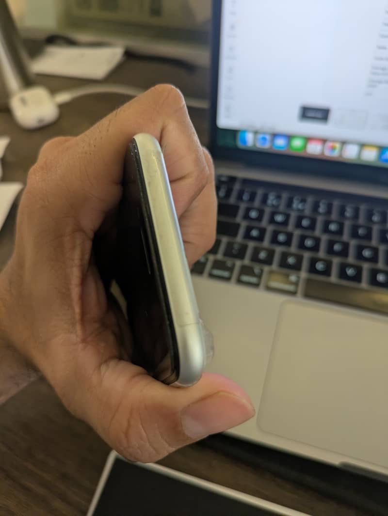 IPHONE SE2 (SPOT LESS) 3