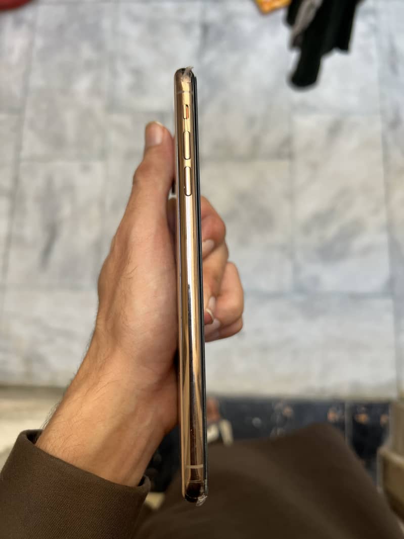 Apple iPhone XS Max 4