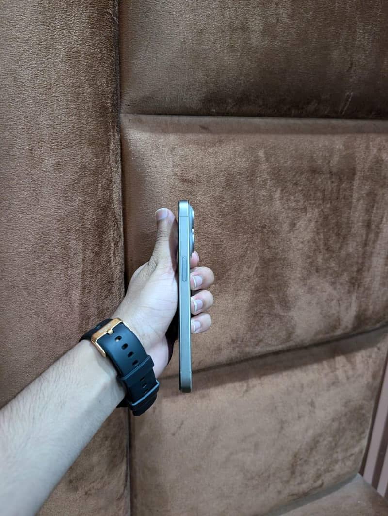 Apple iPhone 15 Pro 4
