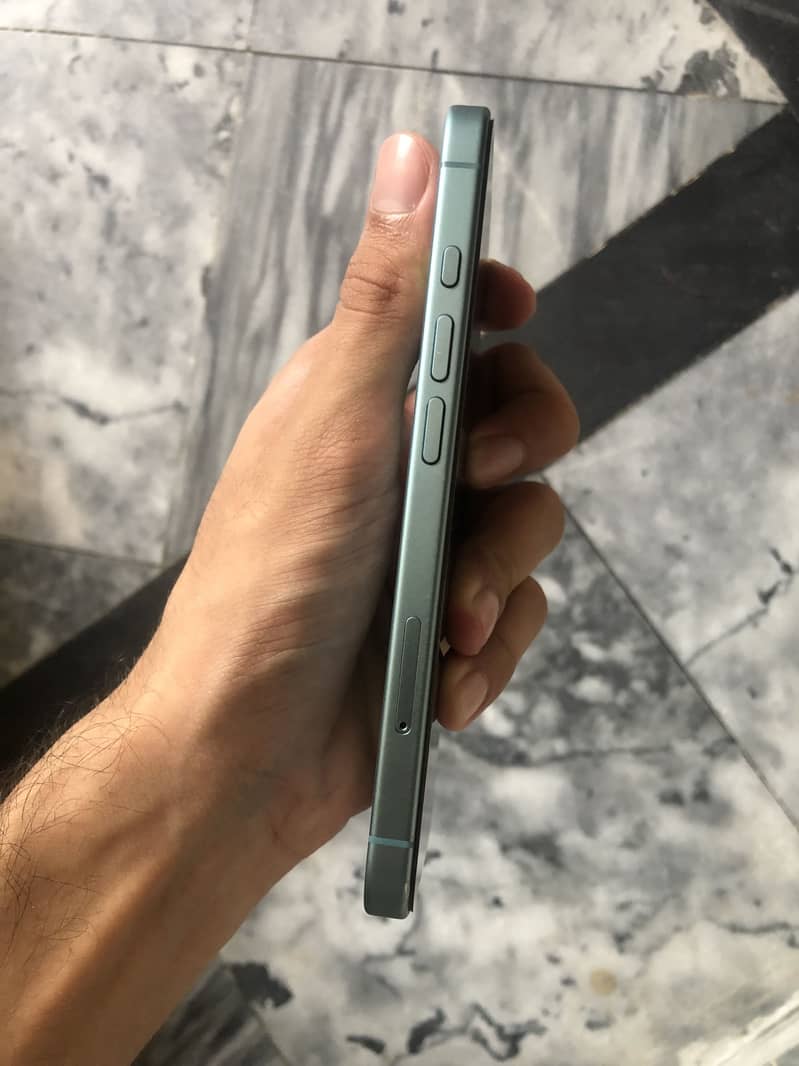 Apple iPhone 16 2
