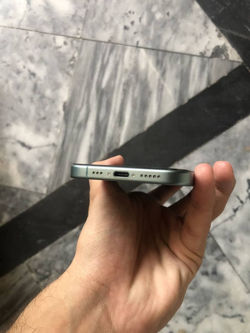 Apple iPhone 16 5