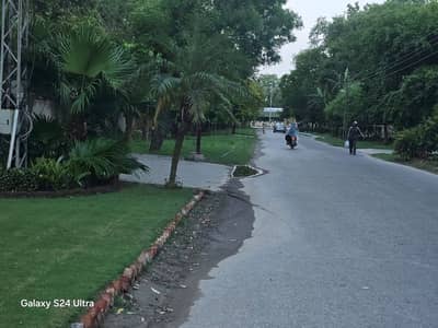 10 Marla Luxury Flat For Sale in Askari 11 - D Sector Lahore