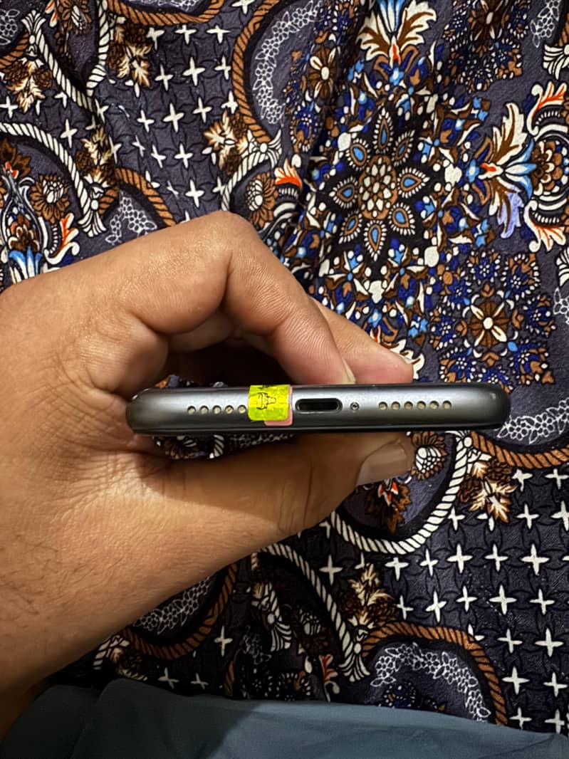 Apple iPhone 11 4