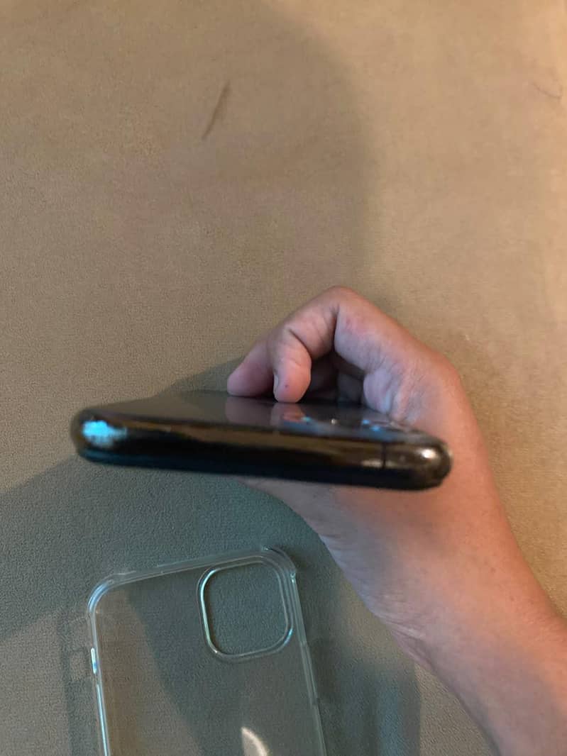 Apple iPhone 11 Pro 4