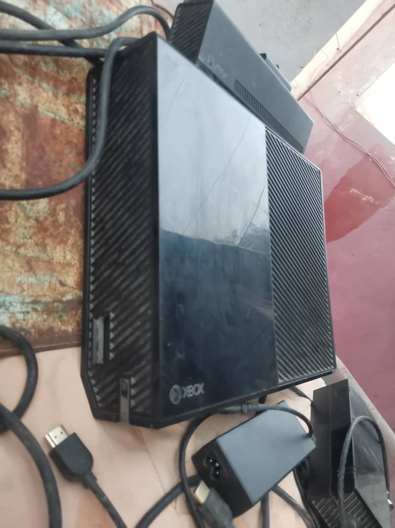Xbox One (Model 1540)(First Generation) 1