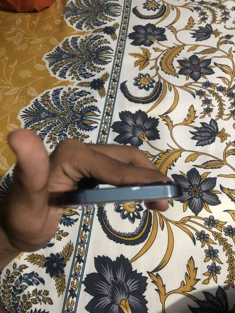 Apple iPhone 13 2