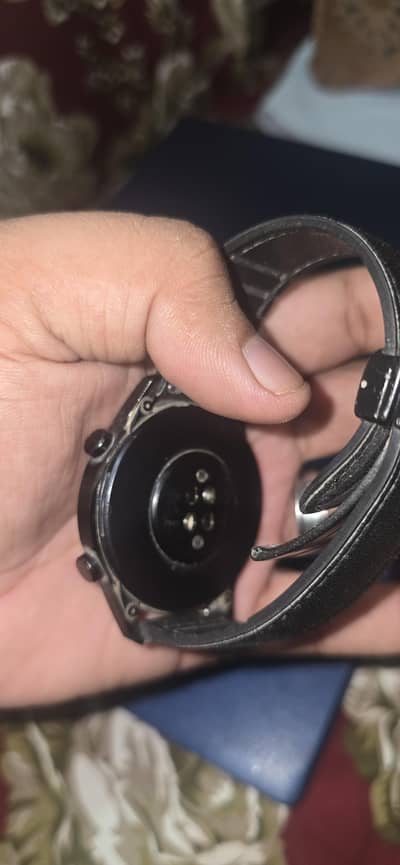 It's Huawei watch gt 2 4mm black colour with original charger