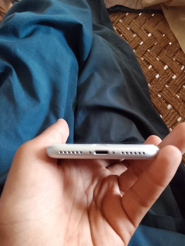 Apple iPhone 8 3