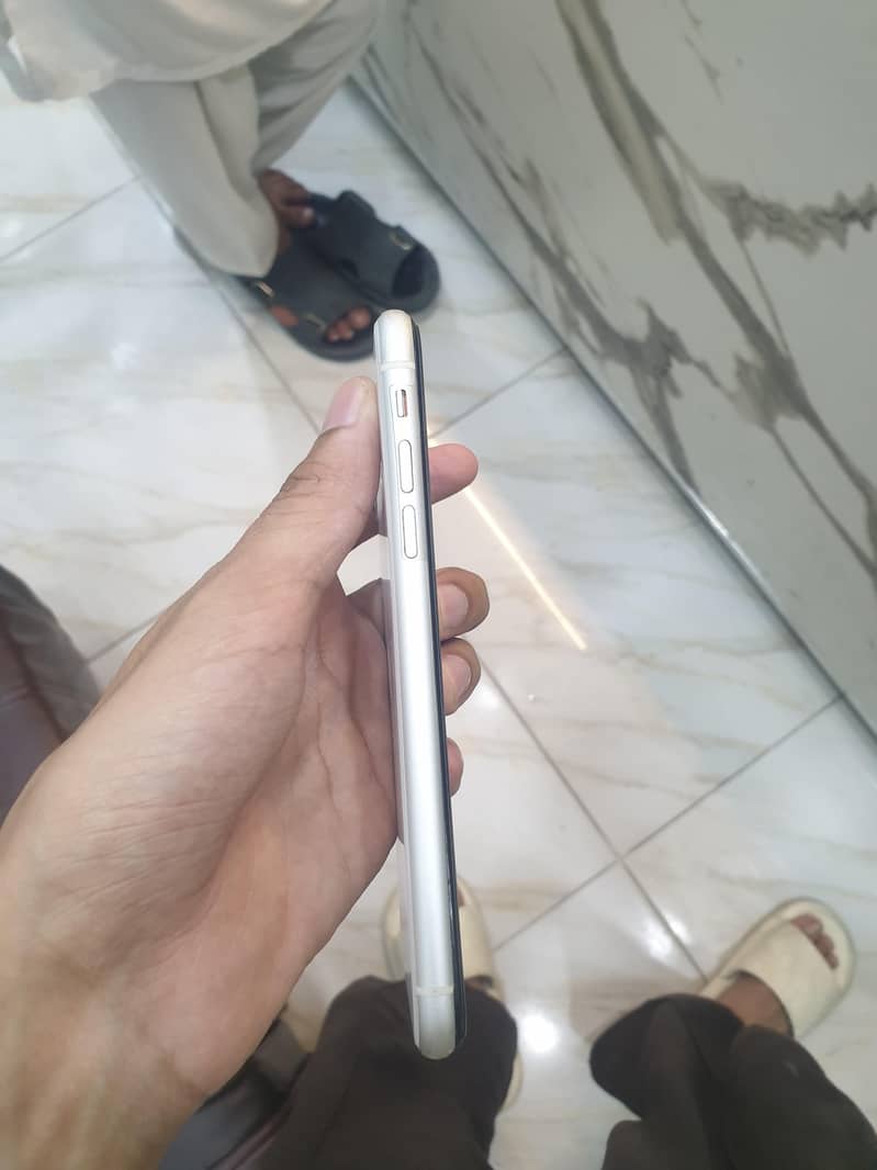 Apple iPhone 11 3