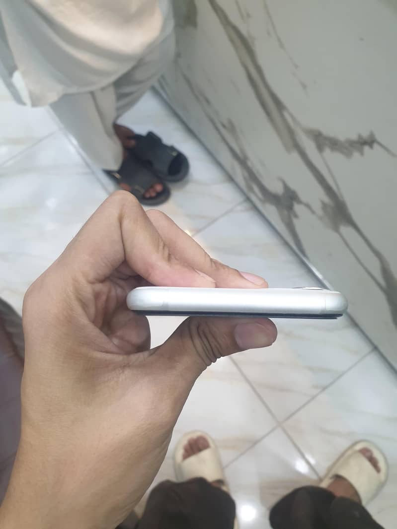 Apple iPhone 11 4