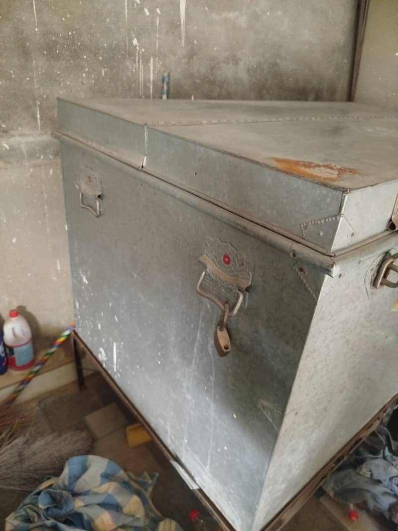trunk 5.5 ft 1