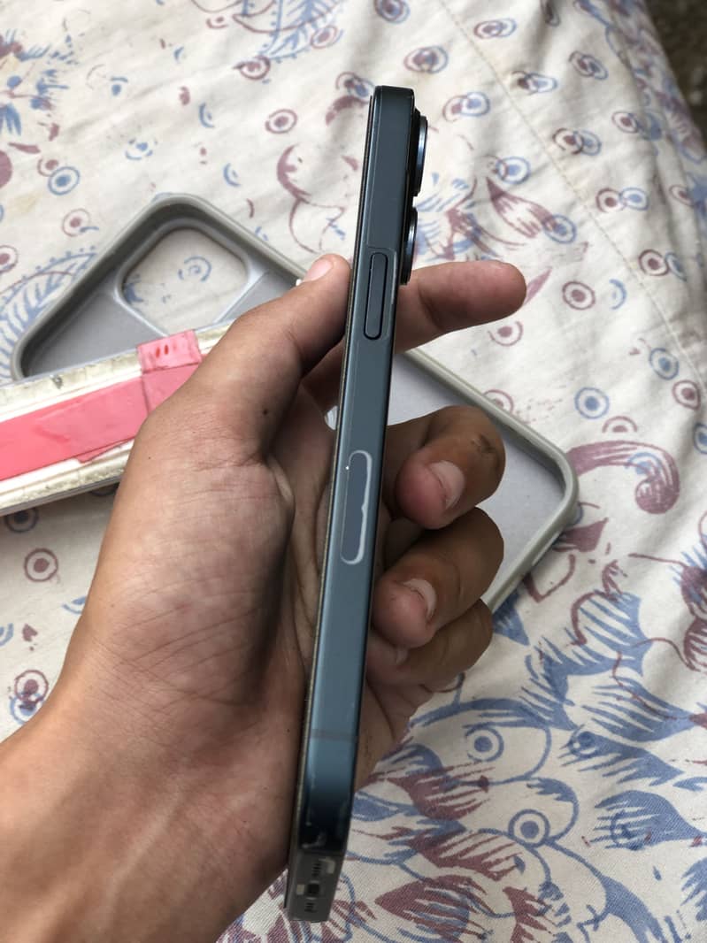 Apple iPhone 13 4