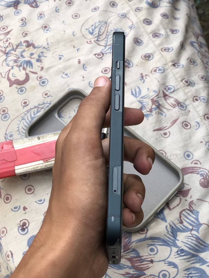 Apple iPhone 13 6