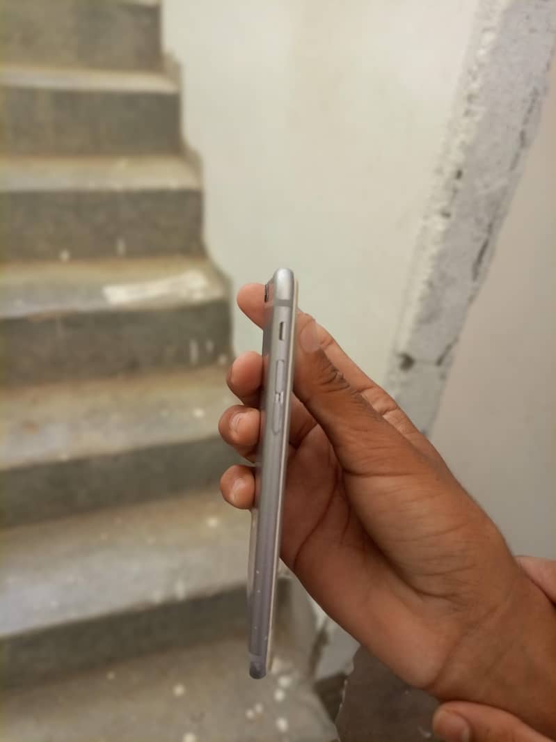 Apple iPhone 6S 4