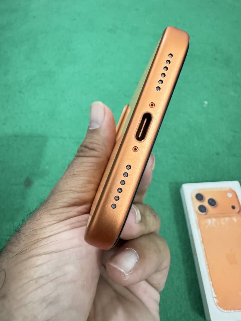 Apple iPhone 17 Pro Max 4