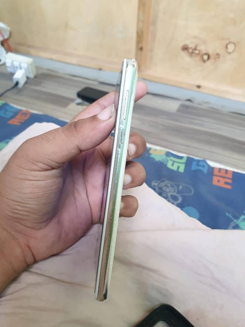 Sharp Aquos R2 0
