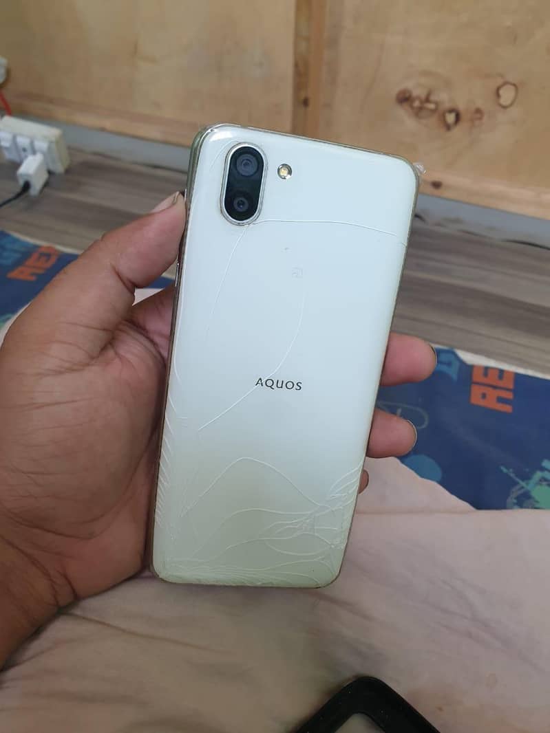 Sharp Aquos R2 1
