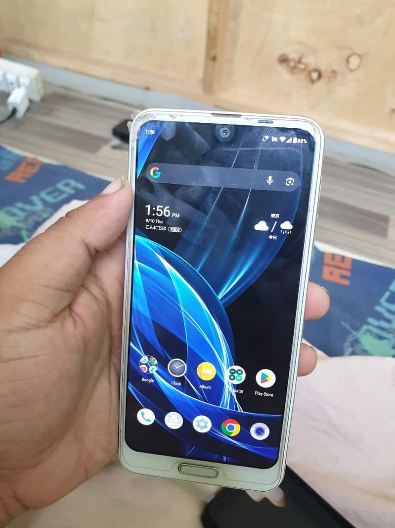 Sharp Aquos R2 4