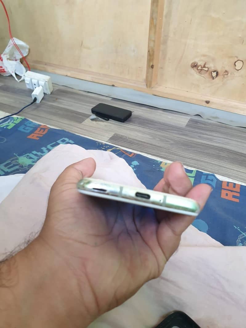 Sharp Aquos R2 5