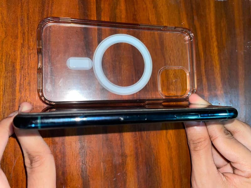 Apple iPhone 11 Pro 4