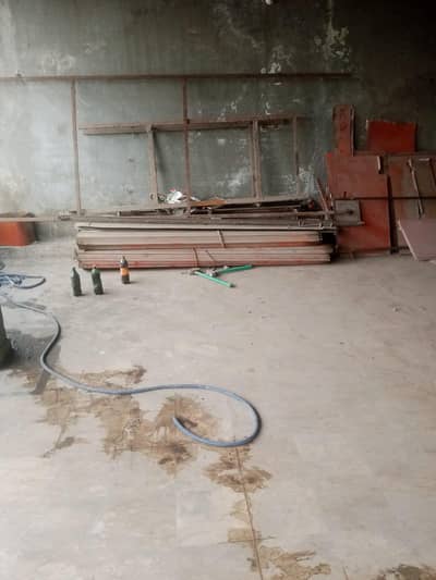 10fooy kay 3 shutter hai achi condition may hai