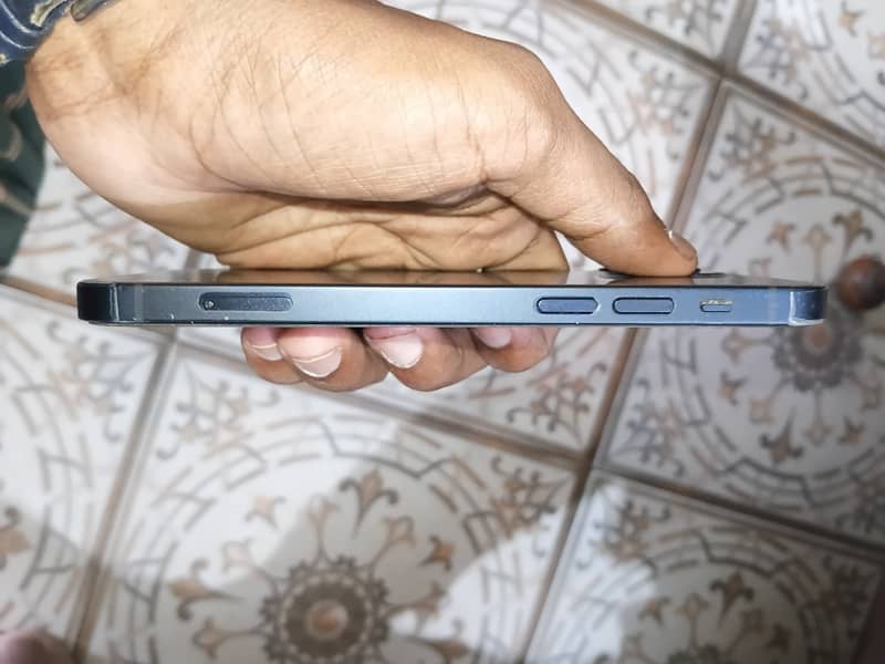 Apple iPhone 12 6