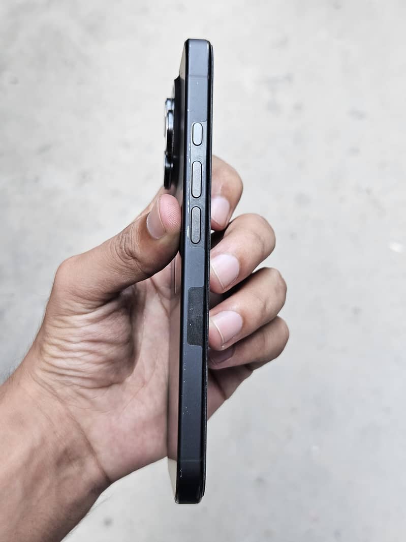 Apple iPhone 16 Pro 3