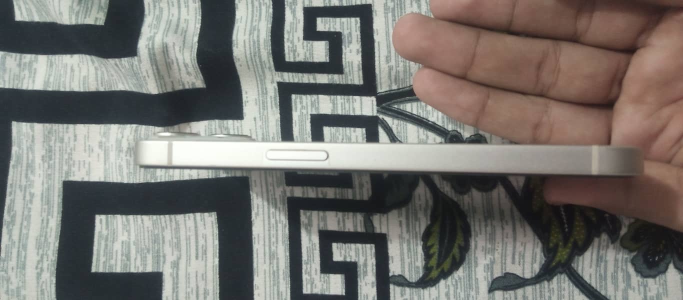 Apple iPhone 13 2
