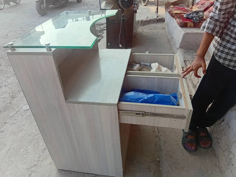 Cash Counter Table 1