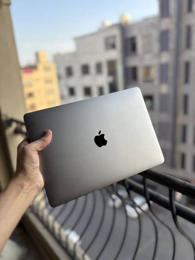 MacBook 19 Pro 16 GB 256 storage touch bar