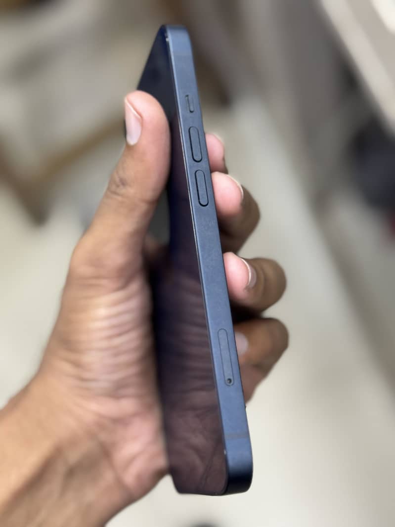 Apple iPhone 13 8
