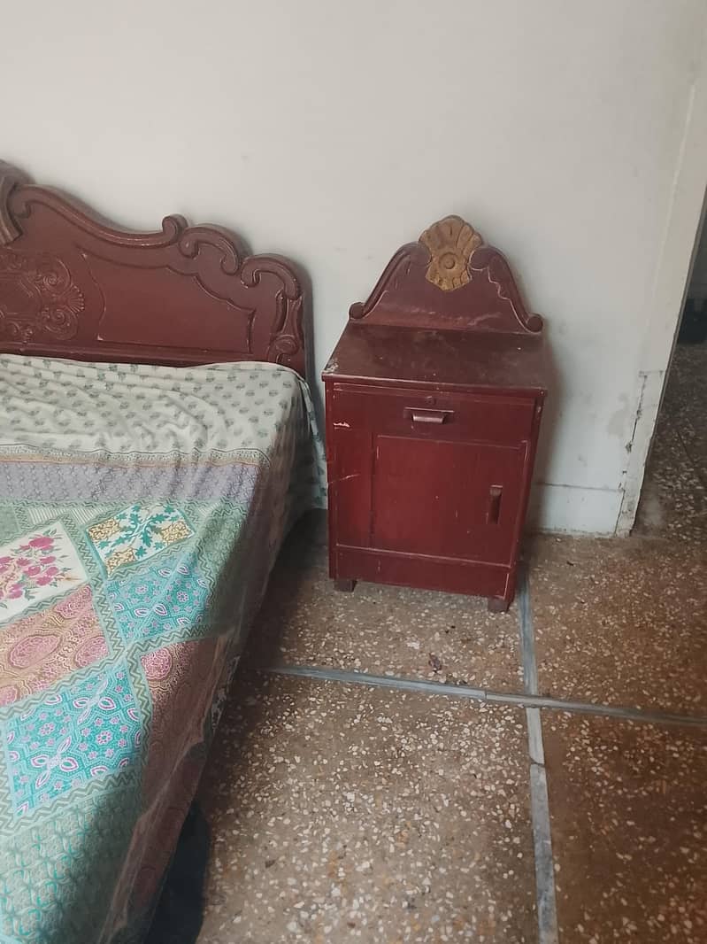 double bed with side tables 0