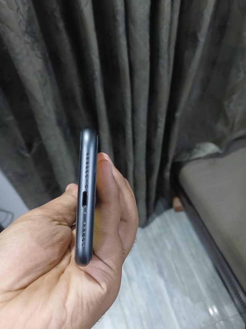 Apple iPhone 11 3