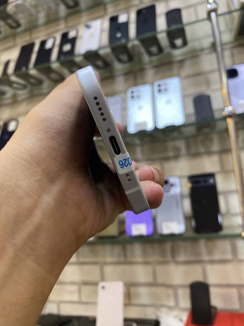 Apple iPhone 15 4