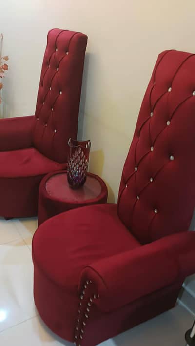 A BEAUTIFUL PAIR OF TWO HIGH BACK SOFA WITH A CENTRE COFFE TABLE.