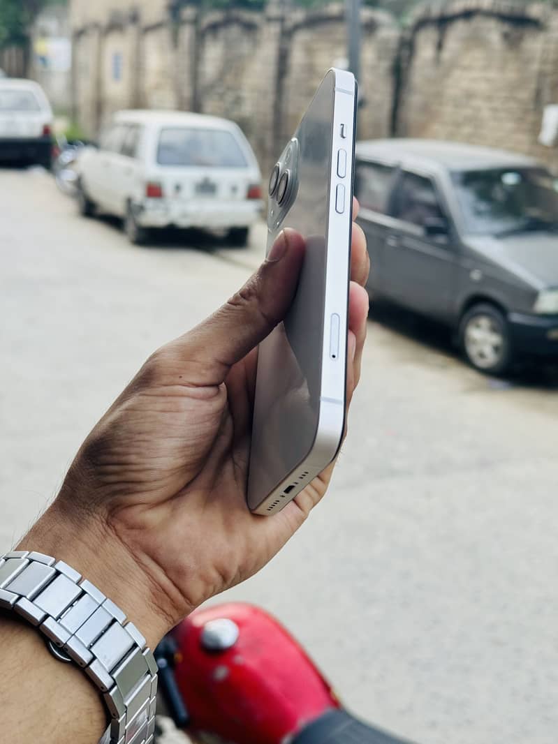 Apple iPhone 13 4