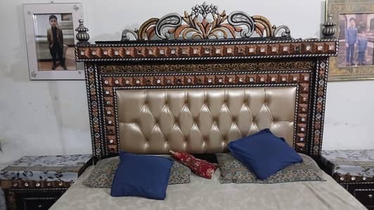 pora room ka bed set or sofa set hai like a new