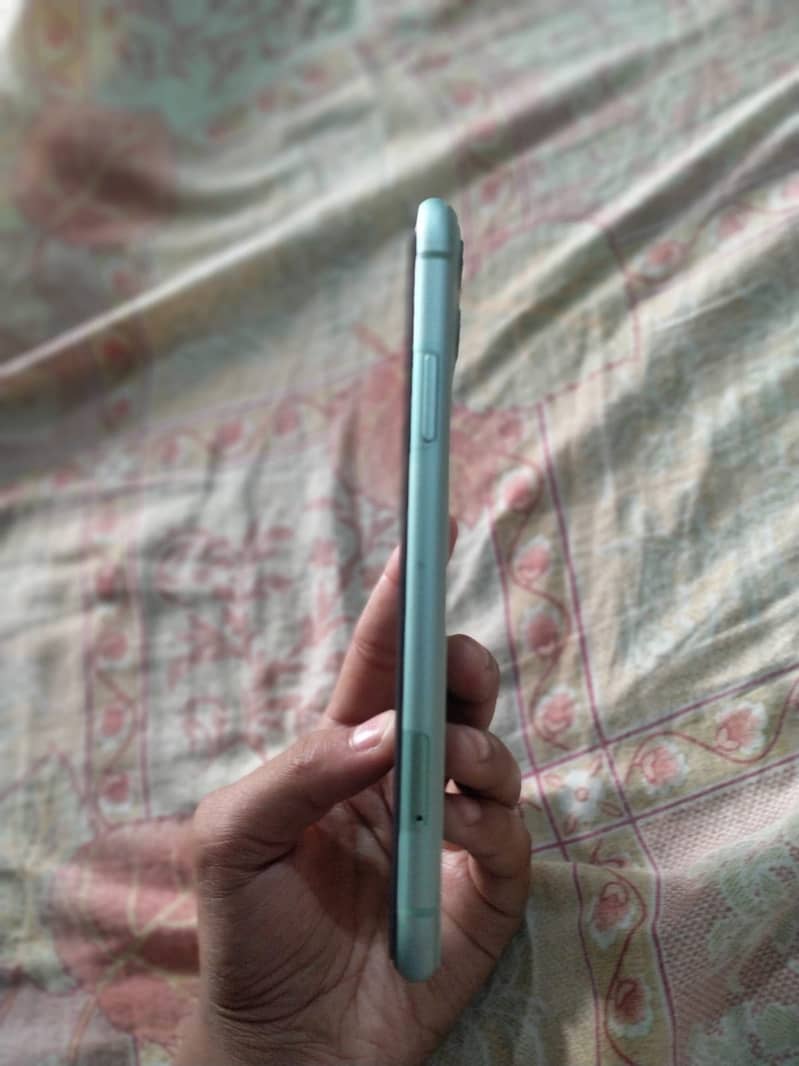 Apple iPhone 11 4