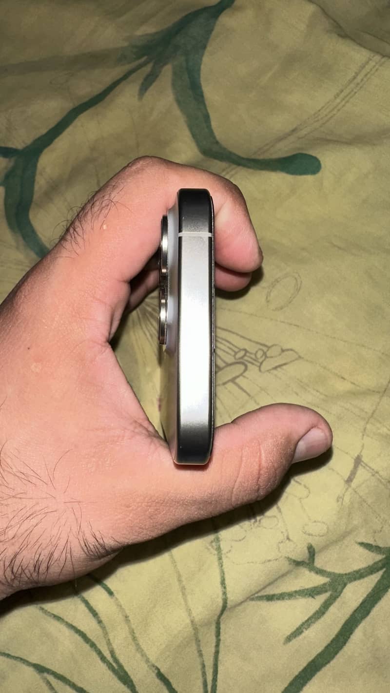 Apple iPhone 15 Pro 2
