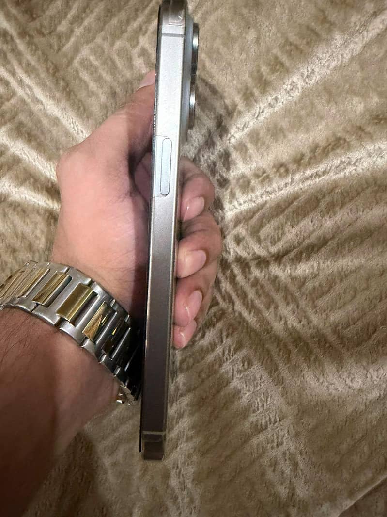 Apple iPhone 15 Pro Max 4