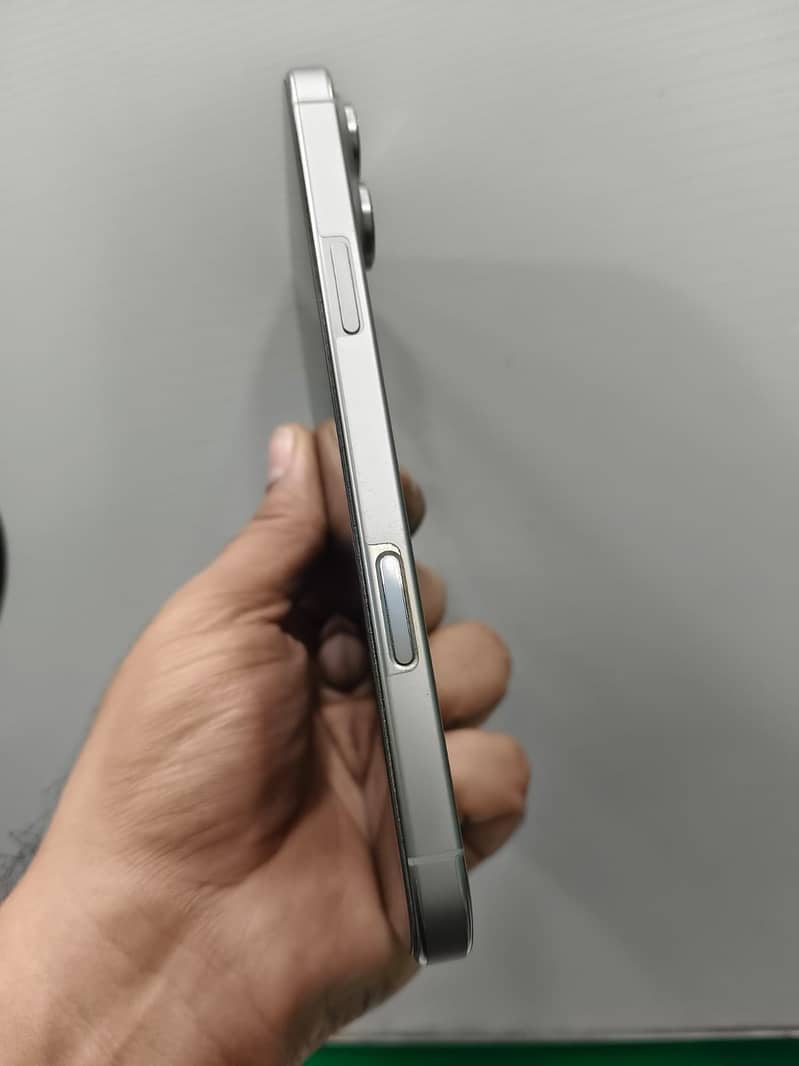 Apple iPhone 16 Pro Max 3