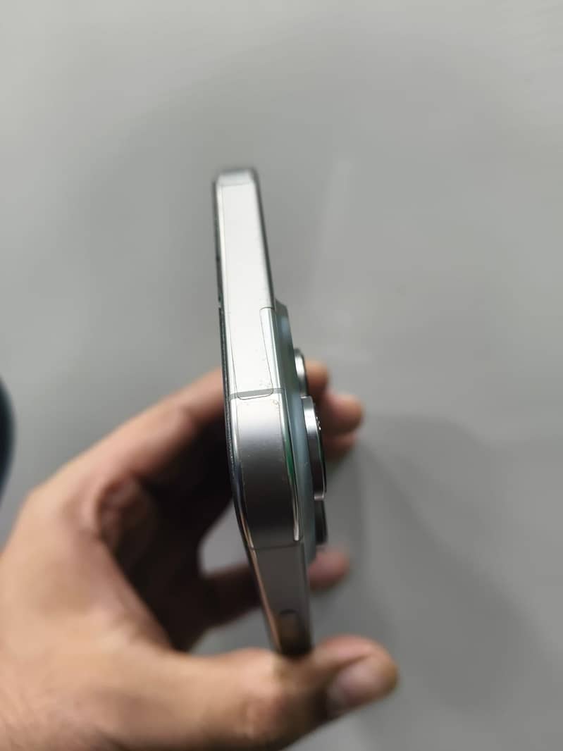 Apple iPhone 16 Pro Max 4