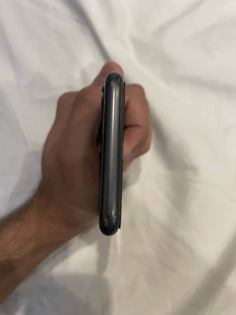 Apple iPhone 11 4