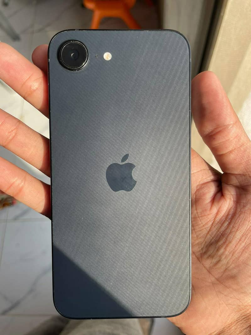 Apple iPhone 16e 0