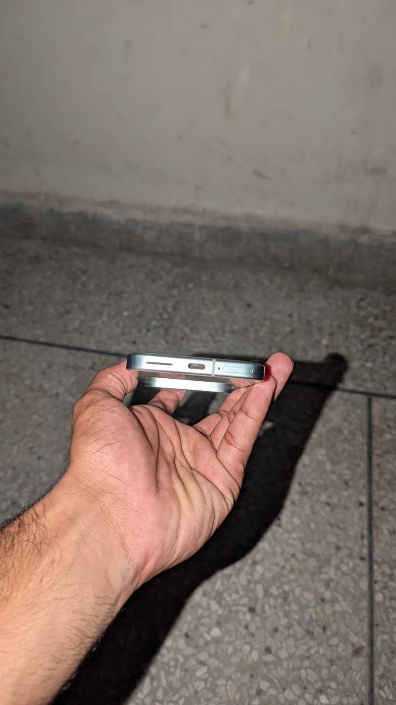 Google Pixel 9 mint condition. 4
