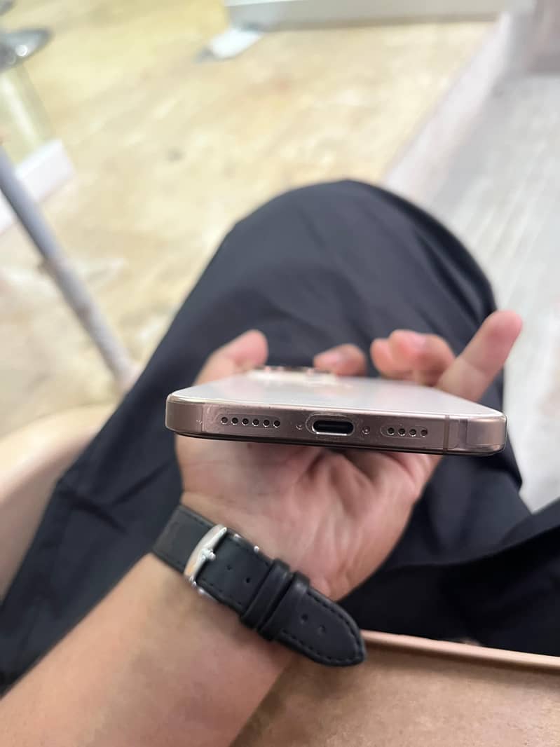 Apple iPhone 16 Pro Max 0